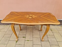 Intarziás dohányzóasztal faragott lábbal