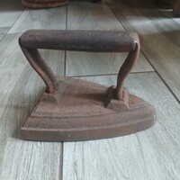 Pompás antik öntött vas rárakós vasaló IV. (14,5x10,5x10,2 cm)