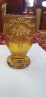 Antik borostyánsárga színű vastag üveg pohár. Nagyon szép kézzel festett mintázattal. 14,5 cm