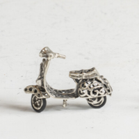 Ezüst miniatűr robogó