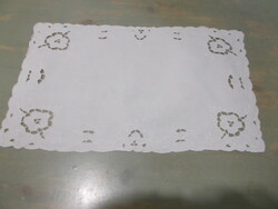 Nagyon szép kézzel himzett kicis teritő