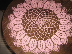Csodaszép rózsaszín horgolt kerek csipke terítő