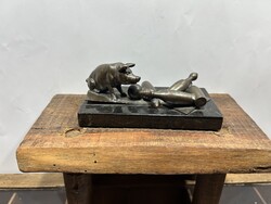 Tekéző malac márvány talapzaton.