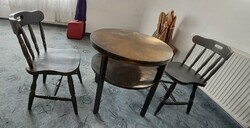 Antik fekete - arany art deco stílusban felújított kör alakú, polcos  szalonasztal két darab székkel