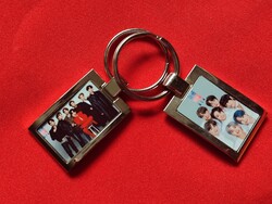 BTS ELEGÁNS KÉT OLDALAS FÉM KULCSTARTÓ
