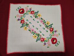 Hímzett terítő, horgolt széllel