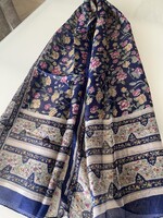 Finom selyem sál mélykék alapon rózsaszálakkal, 170 x 50 cm