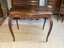 Rokokó stílusú faragott szalonasztal