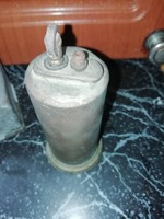 Antik asztali öngyújtó a képeken látható állapotban van.Több száz Aukció és Akció