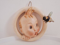 Hummel Falikép-Kisfiú Méhecskével