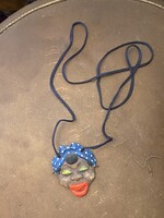 VÖRÖS AJKÚ, AFRIKAI NŐ PORTRÉ, FESTETT KERÁMIA NYAKLÁNC, MEDÁL, ÉKSZER, TALÁN KUBAI 6.5 CM