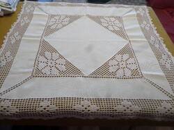 Halvány bézs mutatós horgolt csipkés terítő.