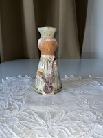 Kiss Roóz Ilona – 16 cm-es kerámia hölgyfigura lanttal