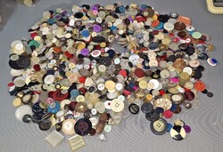 Vintage vegyes gomb csomag 250-350 darab , 676 gramm  5.