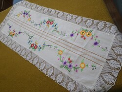 Gyönyörű selyemmel hímzett horgolt csipkés terítő.