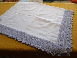 Gyönyörű kék horgolt csipkés nagy terítő. Keresztszemes vászon anyagú, hímezhető.