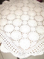 Aranyos horgolt szecessziós jegyeket viselő terítő