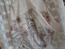 Csipkés, rózsás körsál.