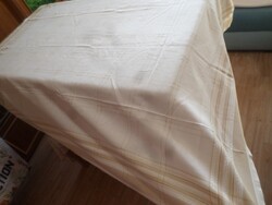 Mintás hímzett szőttes jellegű terítő.