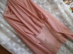 Púder színű puha nagy kendő.