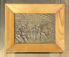 MULATOZÓK, TÁNCOLÓ BETYÁR, KOCSMAI JELENET BRONZ FALIKÉP, SZÉLES FA KERETBEN 25.5 X 20.5 CM