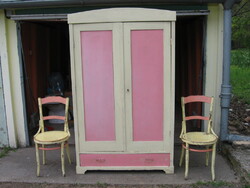 Retro shabby fenyő paraszt szekrény 2 db Thonett székkel