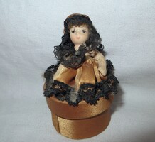 Régi antik jellegű porcelán baba selyemmel bevont kerek dobozon