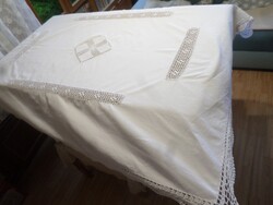 Fehér horgolt csipkés nagy vászon terítő körben szép csipkével.