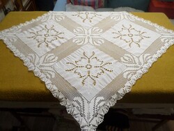 Álomszép hófehér horgolt csipkés, hímzett, áttört terítő.
