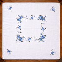 Gyönyörű kézzel hímzett kék rózsás terítő – barokk mintával