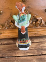 Hollóhàzi porcelán nő népviseletben.