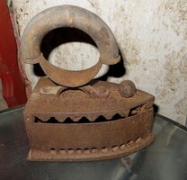 Régi antik faszenes vasaló öntöttvasból 2,6 kg 24 x 22x 11 cm