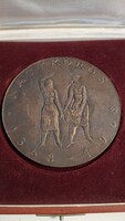 Nagykőrös 300. Évfordulójára jelzett bronz plakett 1968+ 2 kitűző díszdobozban  9,6 cm
