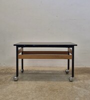 Gurulós teak kisasztal