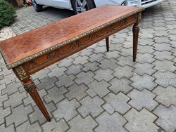 Neoklasszicista  XVI. Lajos Stílusú Intarziás Szalonasztal – Dohányzóasztal Réz Veretekkel.