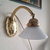 Art Deco réz éjjeli szekrény lámpa / falikar fújt tejüveg búrával