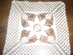 Bájos horgolt virágmintás fehér terítő