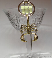 NEMES ACÉL SKORPIÓS KULCS TARTÓ , STABIL.