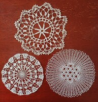 3 db kis horgolt csipketerítő nagyon vékony fonalból!