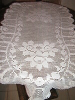 Csodaszép horgolt virágos hullámos szélű ovális terítő