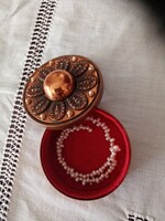 Iparművészeti ötvös vörösréz  - Magyarcsák Mária - ékszer doboz   új, tenyésztett gyöngy karkötővel