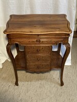 XV. Lajos stílusú írószekrény állványon.