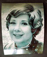 Cca. 1980 RUTTKAI ÉVA SZÍNMŰVÉSZ SAJÁTKEZÜLEG ALÁÍRT KORABELI EZÜSTZSELATIN FOTÓ FÉNYKÉP