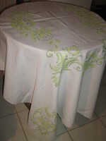 Gyönyörű keresztszemmel hímzett sárga zöld barokk mintás terítő