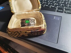 Ródiumozott fém gyűrű zöld kövel