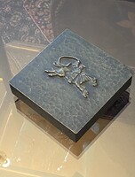 VÁGTATÓ LOVAS BETYÁR DÍSZÍTÉSŰ RÉZ ÉS BRONZ, RETRO ÉKSZERTARTÓ DOBOZ 12.5 X 12.5 X 3.4 CM