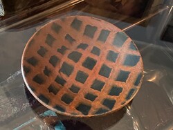 P F (PÁL FERENC?) JELZÉSŰ, VÖRÖS CSÍKOS, RETRO KERÁMIA FALITÁL 25 CM