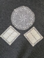 Antik vintage horgolt csipke és damaszt kombináció asztaldekorációk