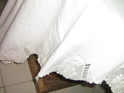 Gyönyörű horgolt fehér csipkés szélű kerek (sok szögű) terítő