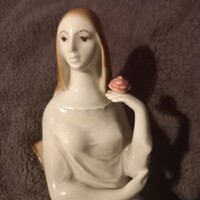 Zsolnay : Elegáns nő virággal